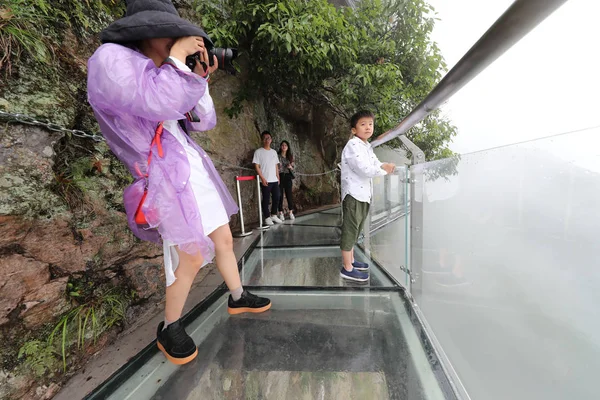 観光客は 東シナ中国の浙江省 寧波市の Xuedou Lingyundu ガラスの架台を歩くような風景を楽しむことができ 月2018 — ストック写真