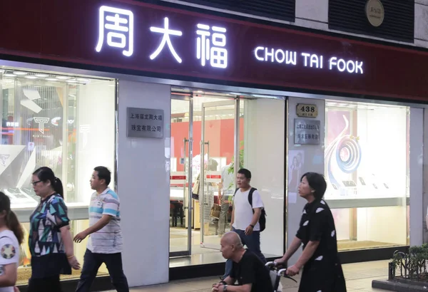 Los Peatones Pasan Por Una Joyería Chow Tai Fook Shanghái — Foto de Stock