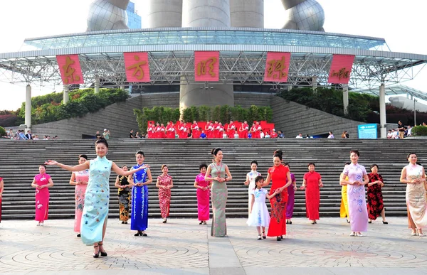 2018年6月6日 在中国上海东方明珠电视塔前的一场演出中 呈现海派 上海式 中国人也被称为旗袍 — 图库照片