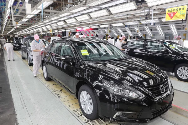 Trabajadores Chinos Montan Coche Línea Montaje Una Planta Automóviles Dongfeng — Foto de Stock