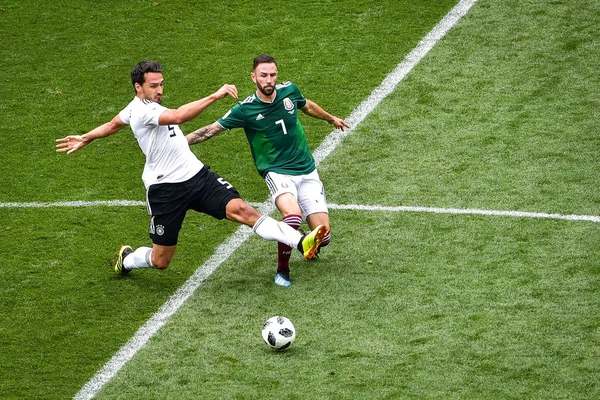 그들의 경기에서 독일의 Hummels 왼쪽된 멕시코의 Layun는 Fifa 2018 모스크바 — 스톡 사진