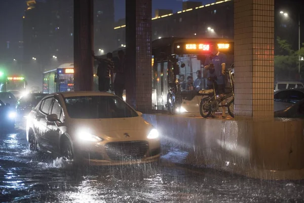 2018년 광둥성 광저우 시에서 폭우가 쏟아진 침수된 도로에서 자동차가 — 스톡 사진