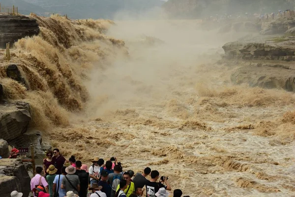 Turista Látogasson Zúgó Hukou Vízesés Sárga Folyó Után Özönvízszerű Esők — Stock Fotó