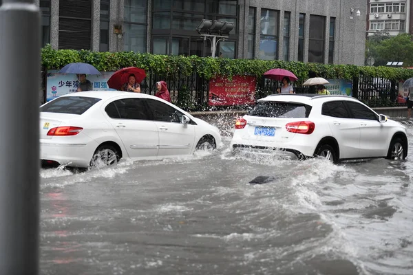 Bilar Kör Översvämmad Väg Orsakad Tunga Regn Storm Tianjin Kina — Stockfoto