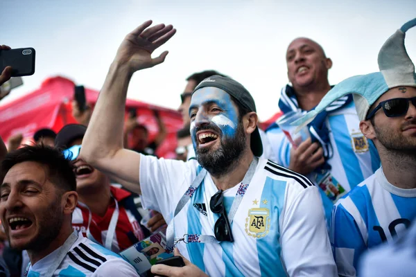 Los Aficionados Argentinos Gritan Ondean Sus Banderas Nacionales Para Mostrar — Foto de Stock