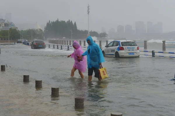 Ampil 동쪽으로 중국의 2018 태풍으로 해안을 은행에 — 스톡 사진
