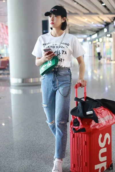 Chinese Zangeres Actrice Victoria Song Song Qian Gebruikt Haar Smartphone — Stockfoto