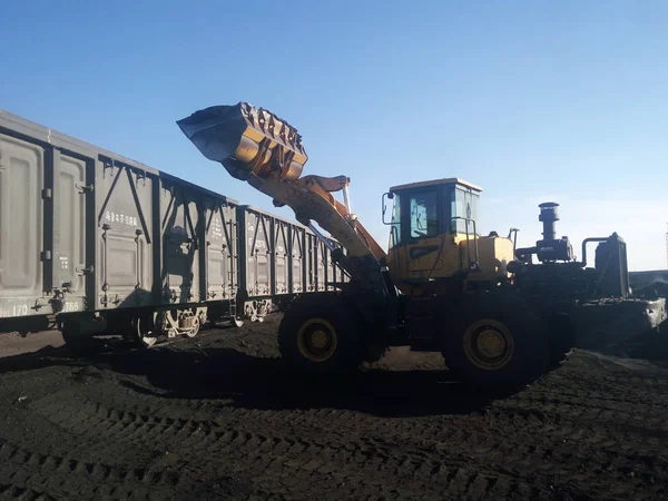 Trabajadores Chinos Manejan Cargadoras Ruedas Para Cargar Tren Carga Con — Foto de Stock