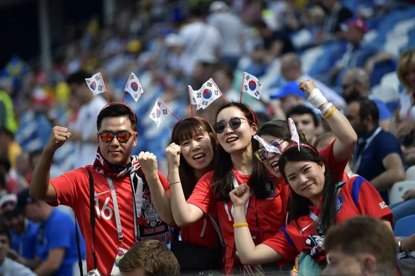 韓国のサッカーファンは Fifa ワールド カップ 2018 ロシアのニジニ ノヴゴロドの 2018 日の間にスウェーデンと韓国のグループ の試合前に写真のポーズします — ストック写真