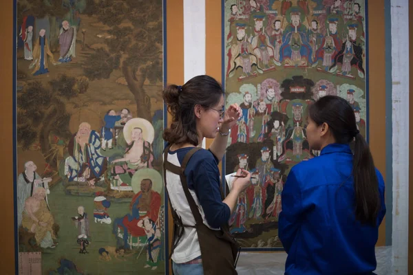 Trabalhadores Chineses Restauram Relíquias Culturais Centro Proteção Relíquias Culturais Museu — Fotografia de Stock