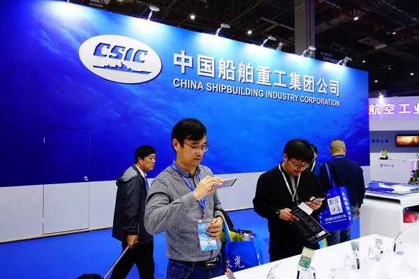 Människor Besöker Montern Csic China Shipbuilding Industry Corporation 19Th Kina — Stockfoto