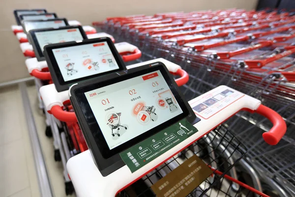 Smarta Shoppingvagnar Med Tablet Datorer Att Hjälpa Kunder Att Göra — Stockfoto