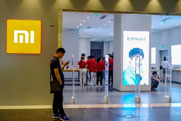 Müşteriler Şangay Çin Bir Xiaomi Mağazasında Görülüyor Nisan 2018 — Stok fotoğraf