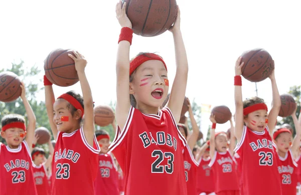 中国人生徒は シュイー郡 中国東部の江蘇省 2018 日に小学校でバスケット ボール リズム エアロビクスを行う — ストック写真