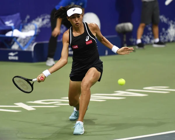 Zhang Shuai Chin Zwraca Strzał Sabine Lisicki Niemcy Swojej Kobiety — Zdjęcie stockowe