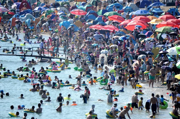 Más 000 Turistas Llenan Complejo Playa Para Refrescarse Día Abrasador — Foto de Stock