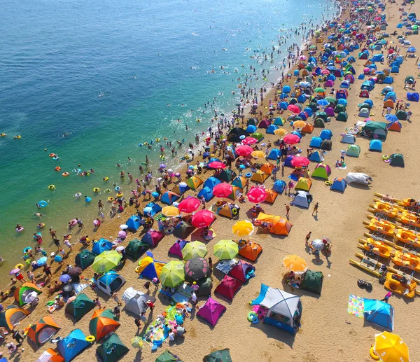 Mehr Als 000 Urlauber Drängen Sich Einem Sengenden Tag Der — Stockfoto