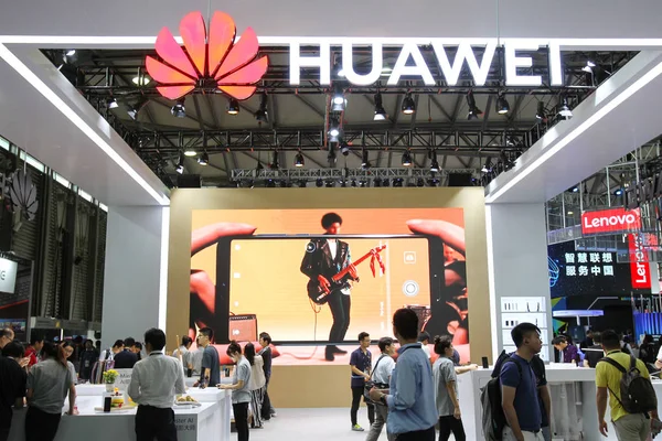 Pessoas Visitam Estande Huawei Durante Uma Exposição Xangai China Junho — Fotografia de Stock