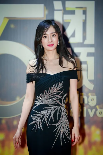 Actrice Chinoise Yang Pose Alors Elle Arrive Sur Tapis Rouge — Photo