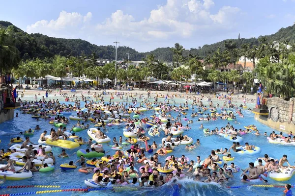 Des Vacanciers Chinois Entassent Parc Aquatique Pour Rafraîchir Lors Une — Photo