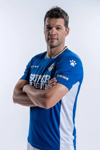 Exclusive Portret Niemiecki Piłkarz Michael Ballack 2018 Super Pingwin Piłka — Zdjęcie stockowe