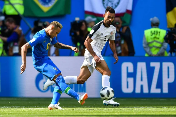 Neymar Esquerda Brasil Chuta Bola Para Fazer Passe Contra Giancarlo — Fotografia de Stock