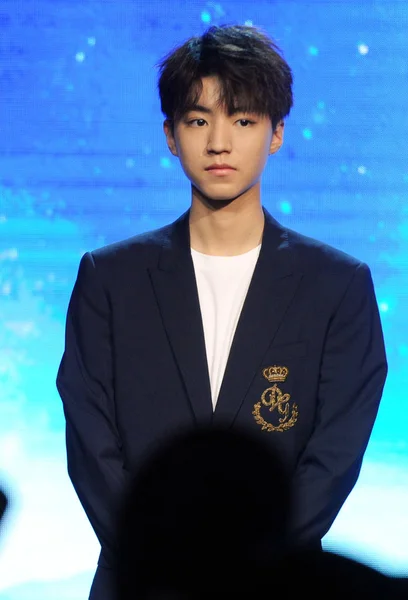 Karry Wang Wang Junkai Δεξιά Κινέζικο Αγόρι Ομάδας Tfboys Παρακολουθεί — Φωτογραφία Αρχείου