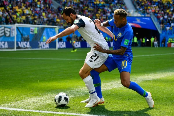 Neymar Right Brazil Challenges Marco Urena Costa Rica Group Match — Stock Photo, Image