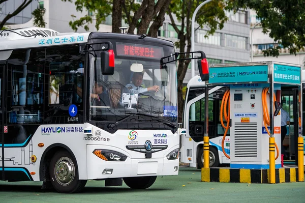 Representa Autobús Inteligente Alphabus Con Tecnología Autobús Autónomo Una Base —  Fotos de Stock