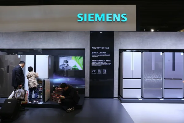 Människor Besöker Monter Siemens Apparaten Electronics World Expo 2017 Shanghai — Stockfoto