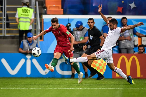 Cedric Portugal Esquerda Desafia Jogador Irã Seu Jogo Grupo Durante — Fotografia de Stock