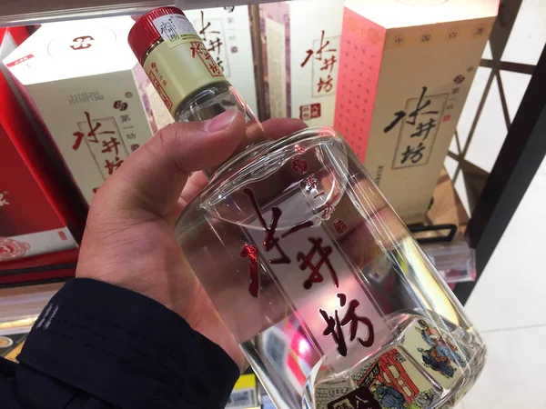 Cliente Compra Una Botella Licor Shuijingfang Una Tienda Shanghai China —  Fotos de Stock