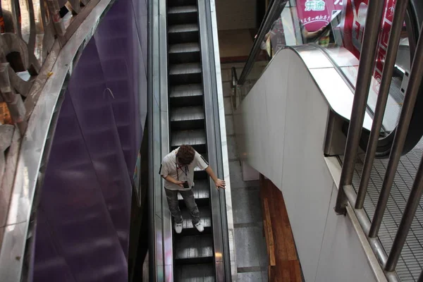 Client Prend Mini Escalator Trop Étroit Pour Que Les Gens — Photo