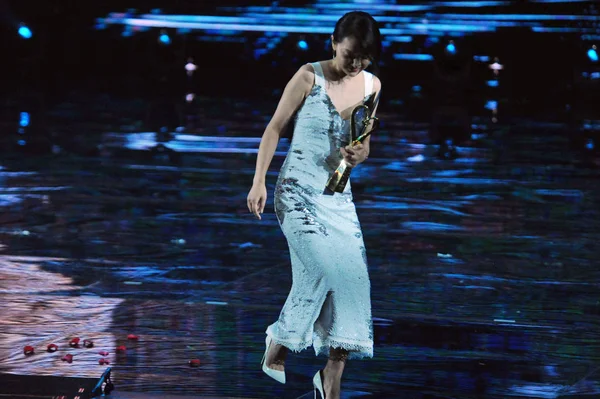 Actrice Chinoise Zhou Xun Est Photographiée Après Avoir Remporté Prix — Photo