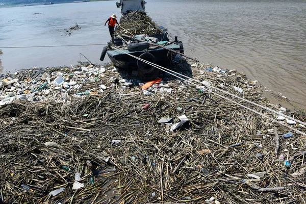 中国重庆市云阳县一名中国工人收集漂浮在长江上的垃圾 — 图库照片
