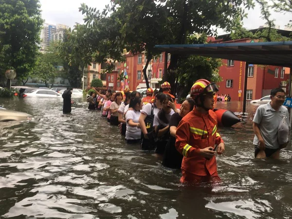 Китайские Спасатели Эвакуируют Местных Жителей Затопленных Районов Вызванных Сильным Ливнем — стоковое фото