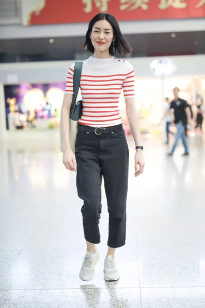 Chinees Model Liu Wen Afgebeeld Shanghai Hongqiao Sncf Station Shanghai — Stockfoto