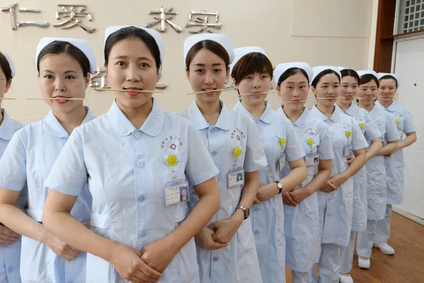 2018年5月7日 在中国北方河北省邯钢市一家医院 女护士用筷子练习微笑 为患者庆祝世界微笑日 — 图库照片