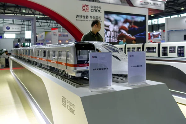 Besökaren Tittar Modell Tåg Displayen Montern Crrc China Railway Rullande — Stockfoto