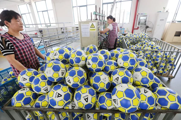 Des Travailleurs Chinois Fabriquent Des Ballons Football Pour Coupe Monde — Photo