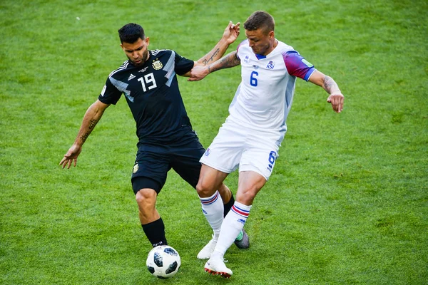 Sergio Aguero Argentina Izquierda Desafía Ragnar Sigurdsson Islandia Partido Del — Foto de Stock