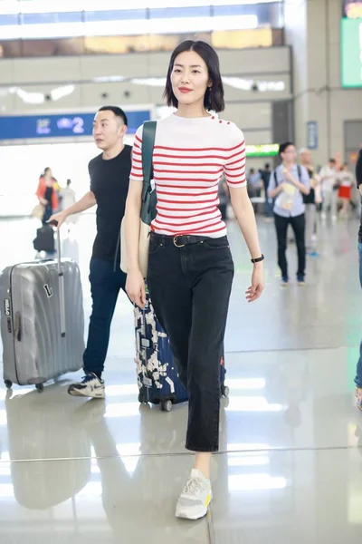 Das Chinesische Modell Liu Wen Steht Bahnhof Von Shanghai Hongqiao — Stockfoto