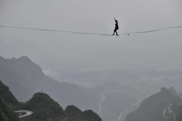 Mimi Guesdon Aus Frankreich Nimmt High Heels Einem Slackline Wettbewerb — Stockfoto