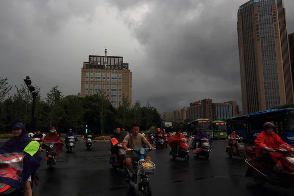 사오싱 동쪽으로 중국의 2018에에서 Ampil 태풍으로 흘러가는 구름의 — 스톡 사진