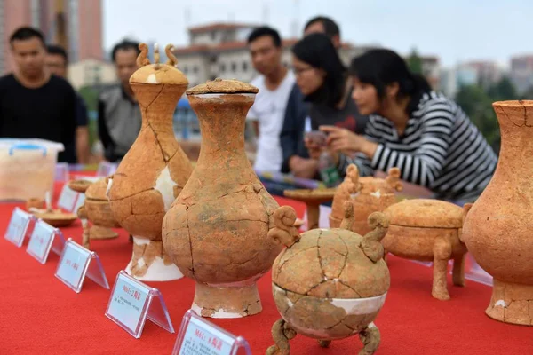 Des Objets Céramique Excavés Dans Les Tombes Qui Proviennent Principalement — Photo