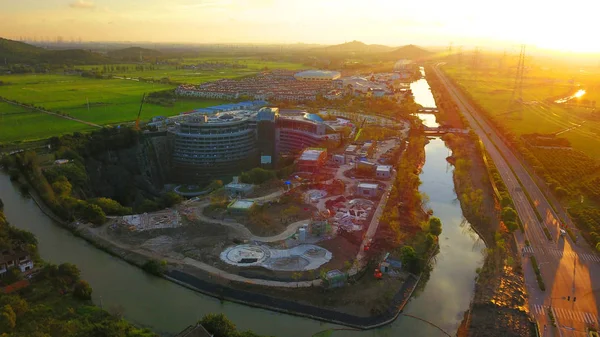 2018年7月16日 中国上海日落时正在建设的五星级上海天马山坑酒店 也被称为世茂仙境洲际酒店或世茂采石场酒店 — 图库照片