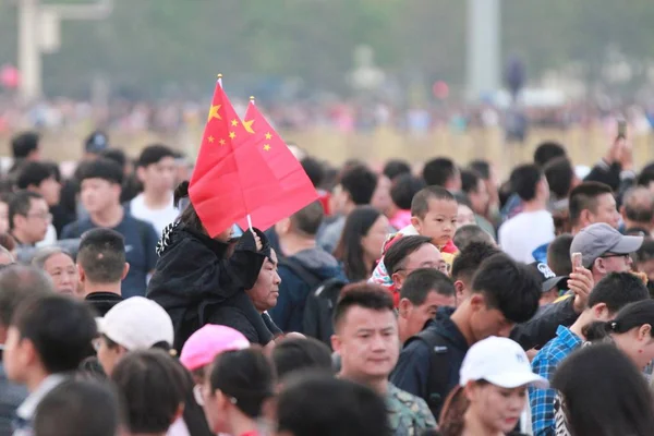 Turister Publiken Tian Anmen Square För Att Titta Den Nationella — Stockfoto