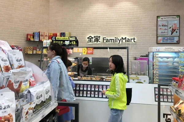 Compras Clientes Una Tienda Family Mart Shanghái China Septiembre 2018 — Foto de Stock