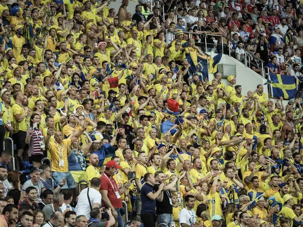 2018年6月23日 在俄罗斯索契举行的2018年亚足联世界杯期间 瑞典球迷在德国和瑞典 组比赛开始前举着旗帜和横幅 — 图库照片