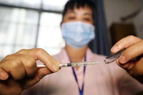 Travailleur Médical Chinois Prépare Une Injection Vaccin Pour Vacciner Bébé — Photo